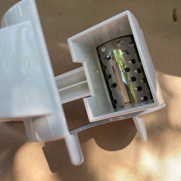 Pampered Chef Deluxe Manual Cheese Grater - Picture 2 of 2